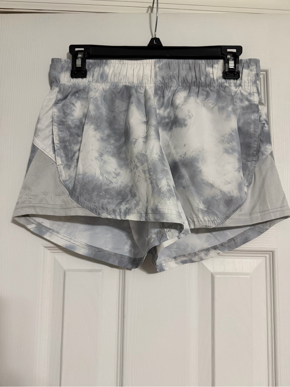 Athletic Light Gray Tie-Dye Women's Athletic Shorts size XS running